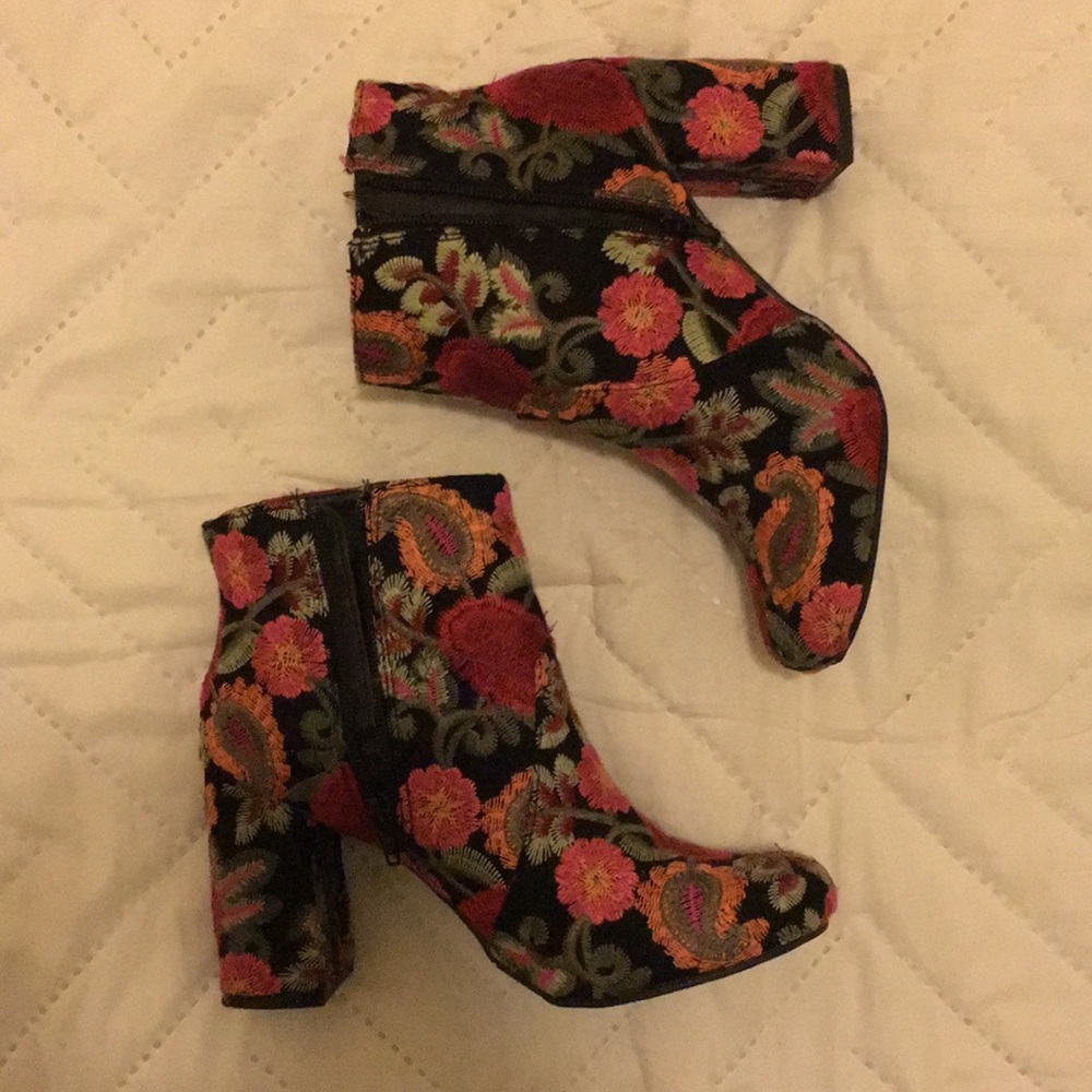 MIA Embroidered Floral Booties Size 9